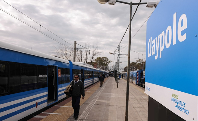 Inspectores de Trenes Argentinos revisan tarjetas SUBE a pasajeros en un vagón