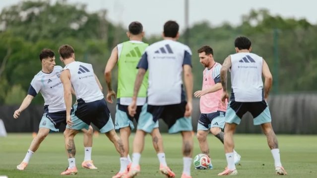Jugadores de la Selección argentina entrenando en un campo de fútbol