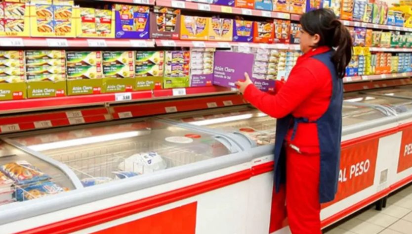 Trabajadores de comercio en un local