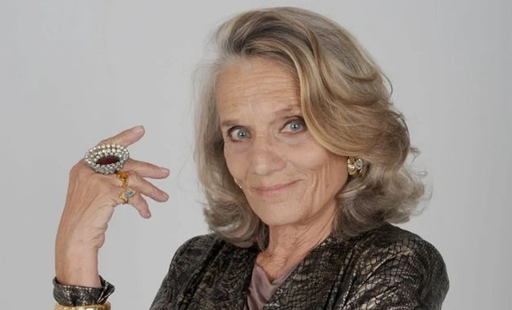 Chunchuna Villafañe sonriente con vestido oscuro y collar de perlas