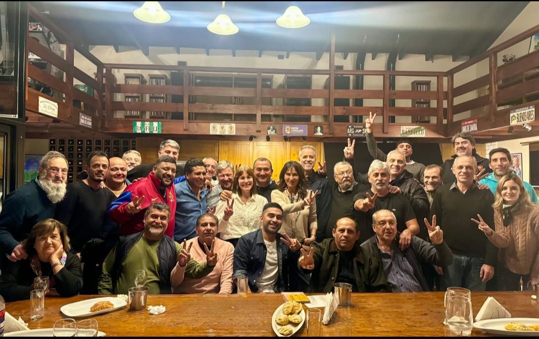 Natalia de la Sota en un encuentro político con dirigentes peronistas