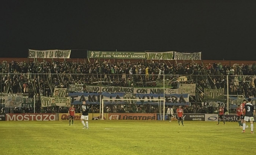 Estadio de Deportivo Laferrere con público en las tribunas