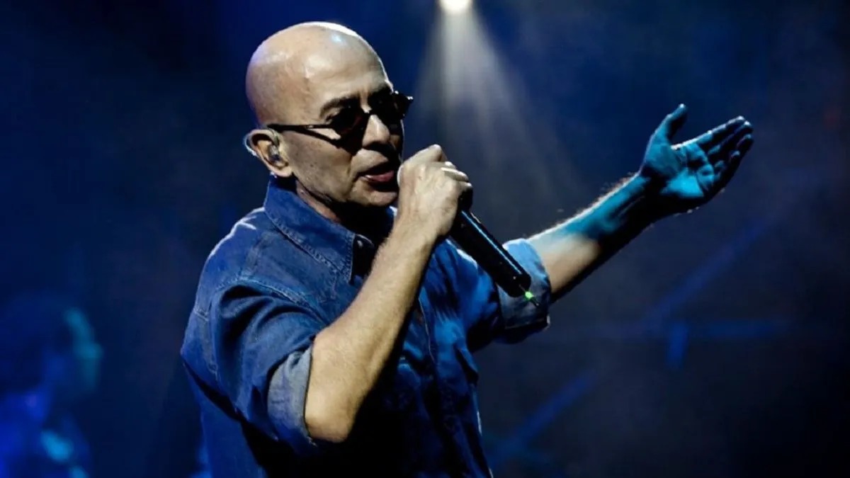 Carlos Indio Solari cantando en un escenario