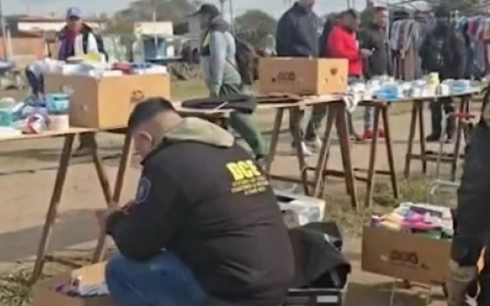 Cajas de medicamentos apiladas sobre una mesa durante un operativo policial