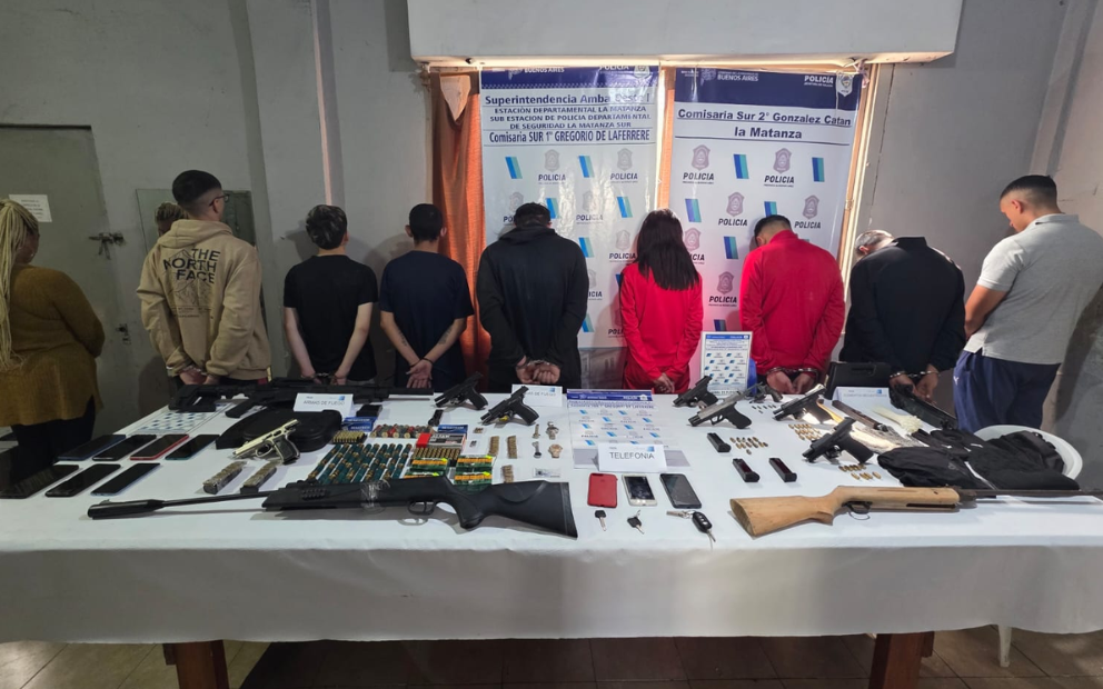 Policía durante allanamiento en La Matanza