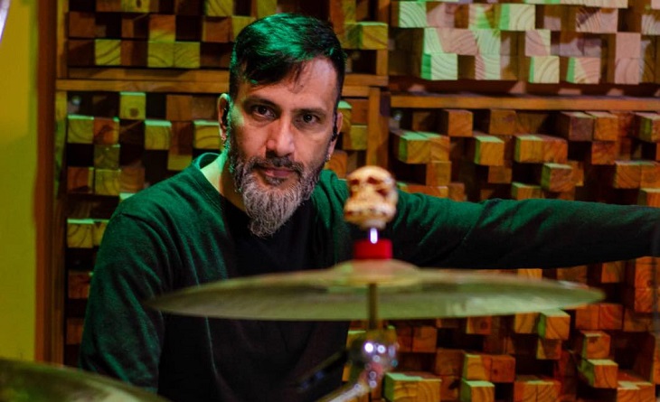 Martín De Pas tocando la batería en un recital