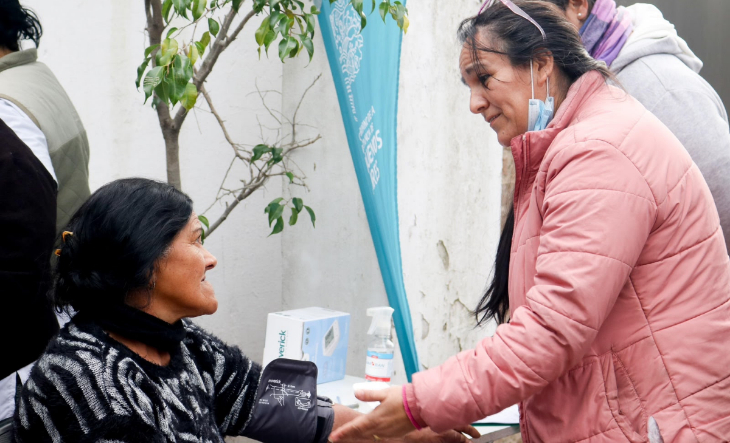 Personas en situación de calle recibiendo abrigo y atención durante la Campaña de Invierno