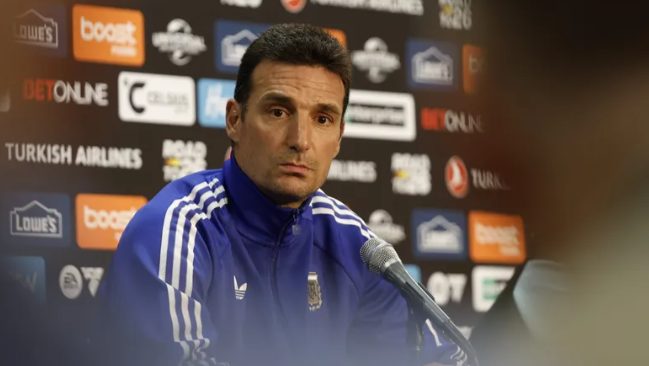 Lionel Scaloni en conferencia de prensa con la camiseta de la Selección Argentina