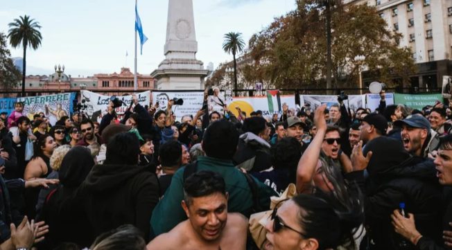 Multitud de fanáticos del Indio Solari en la Plaza de Mayo