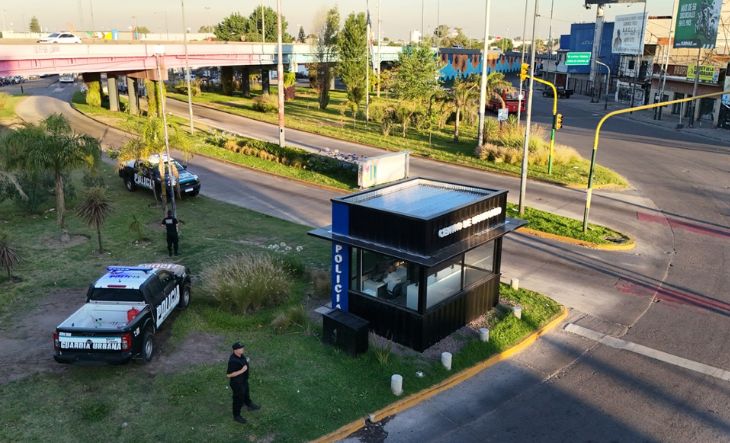 Centro de monitoreo urbano con pantallas y operadores en La Matanza