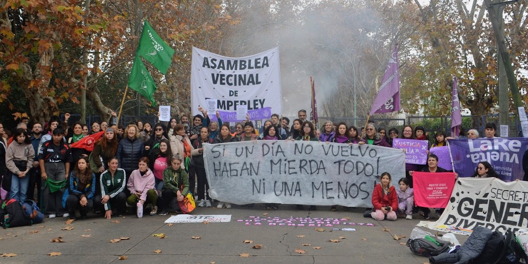 Movilización del Ni Una Menos en Temperley con carteles y pancartas