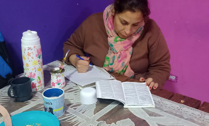 Mujeres abrigadas con camperas y bufandas en un hogar de Ciudad Evita