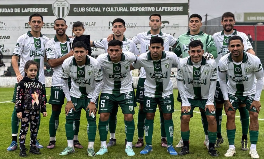 Jugadores de Deportivo Laferrere celebrando un gol en el estadio Ciudad de Laferrere