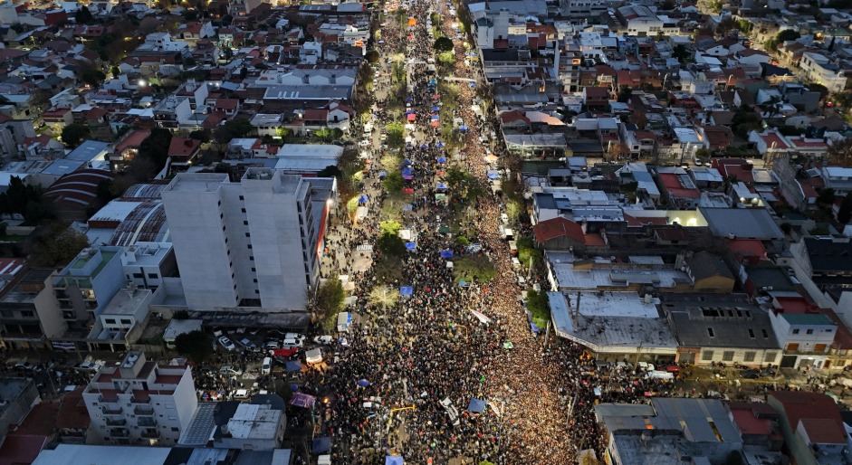 Multitud de fanáticos en fila frente al Polideportivo Municipal José María Gatica de Villa Domínico