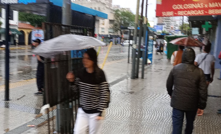 Calle mojada con lluvia en un barrio de La Matanza