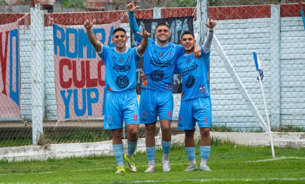 Partido de fútbol en el estadio Ciudad Evita