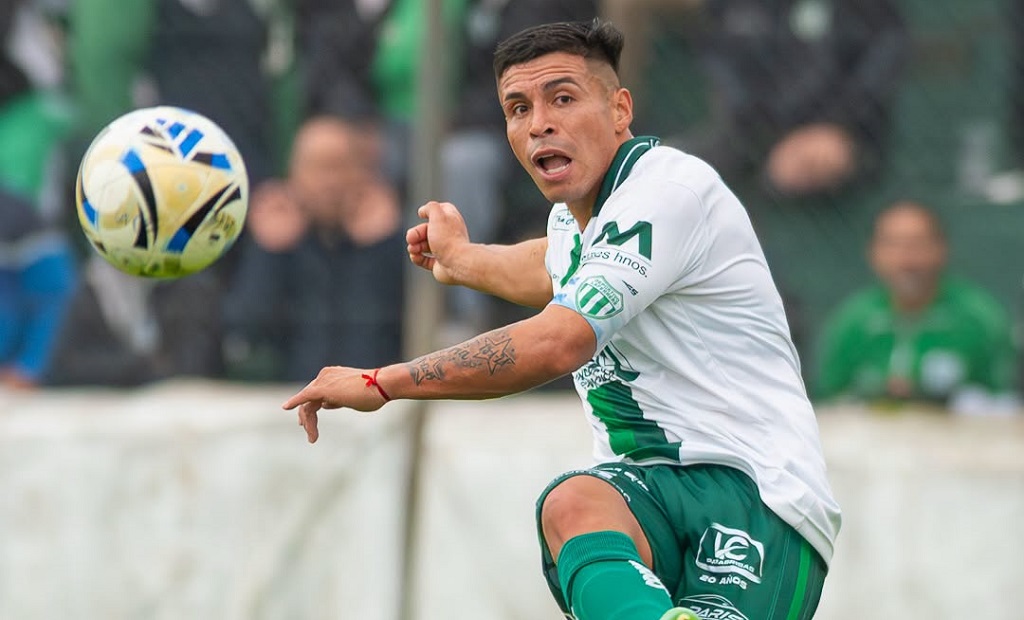 Emanuel Trejo con la camiseta de Deportivo Laferrere celebrando un gol