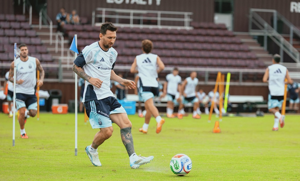 Jugadores de la Selección argentina entrenando en el campo de juego del estadio de College Station