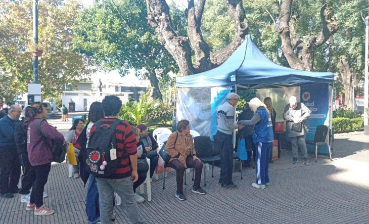 Vacunatorio con personal de salud aplicando una dosis