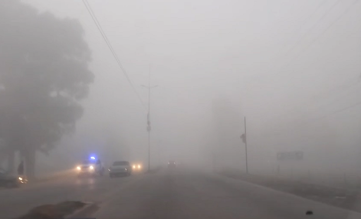 Niebla matutina en un barrio de La Matanza