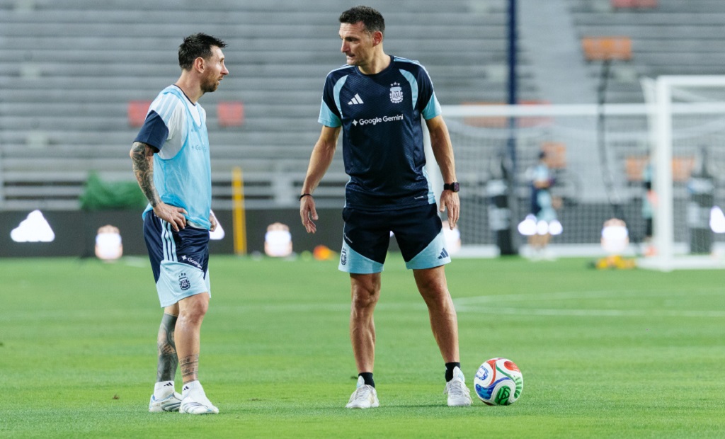 Lionel Scaloni en conferencia de prensa con la camiseta de la Selección argentina