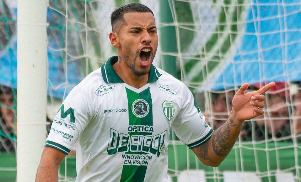 Jeremías Denis celebra un gol con la camiseta de Deportivo Laferrere