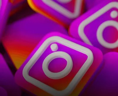 Logo de Instagram sobre fondo degradado violeta y naranja
