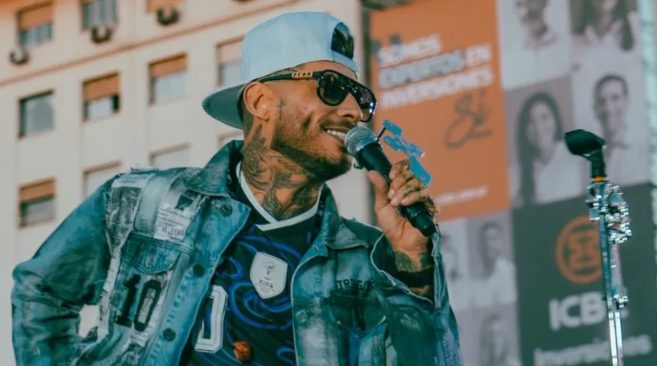 Ulises Bueno canta frente al Obelisco en el videoclip de Scaloneta Mundial