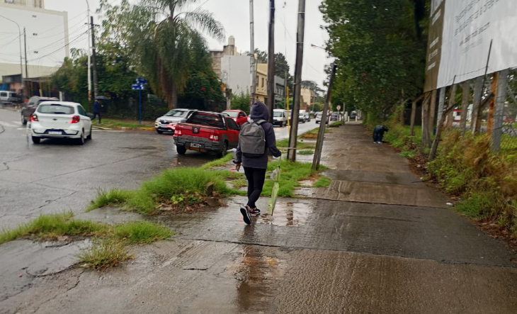 Termómetro marcando temperatura baja en un día nublado