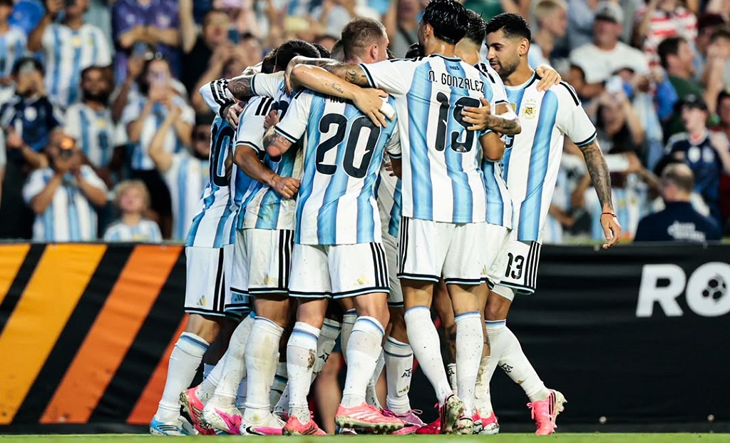 Jugadores de la Selección argentina celebrando un gol ante Islandia