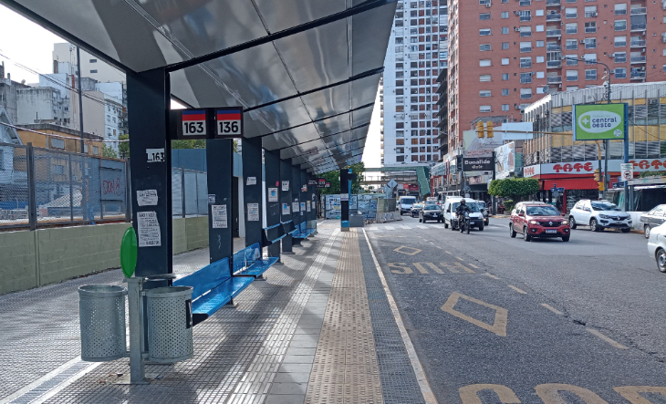 Colectivos estacionados en una terminal de Buenos Aires