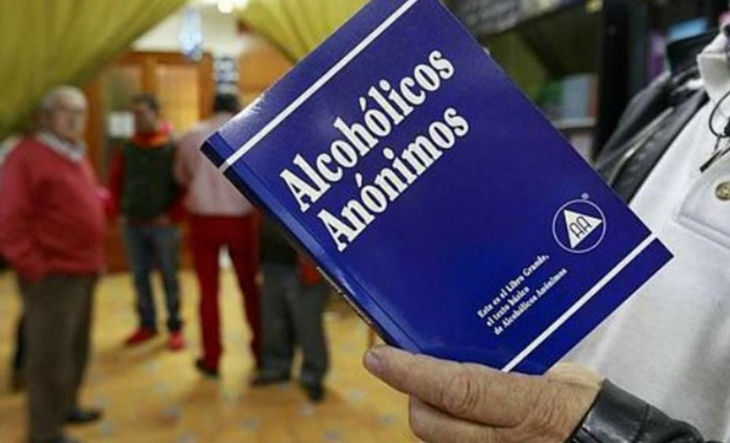 Reunión de Alcohólicos Anónimos con personas sentadas en círculo