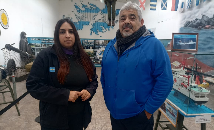 Veteranos de guerra de La Matanza con banderas argentinas en un acto por Malvinas