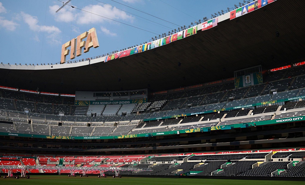 Estadio Azteca de Ciudad de México con banderas y público para la inauguración del Mundial 2026