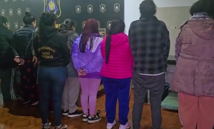 Efectivos policiales durante un operativo de detención