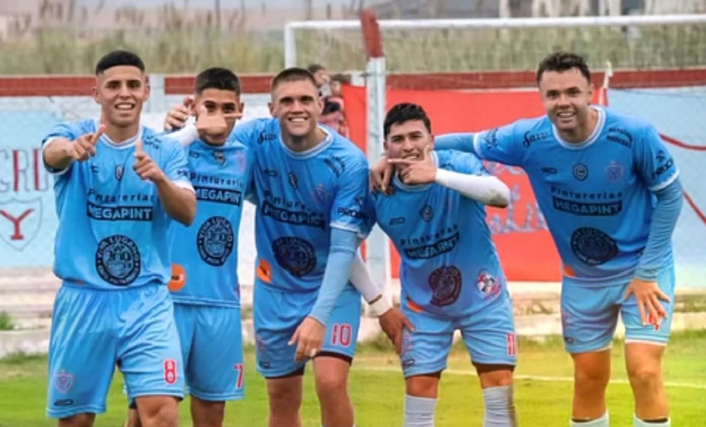 Estadio de fútbol con jugadores en la cancha
