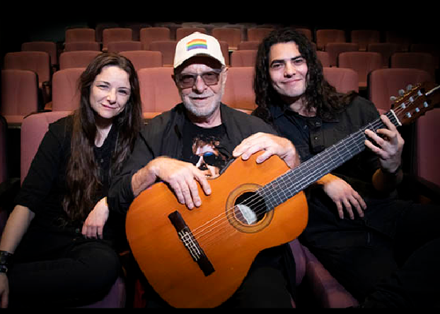 León Gieco en el escenario del Teatro Universidad