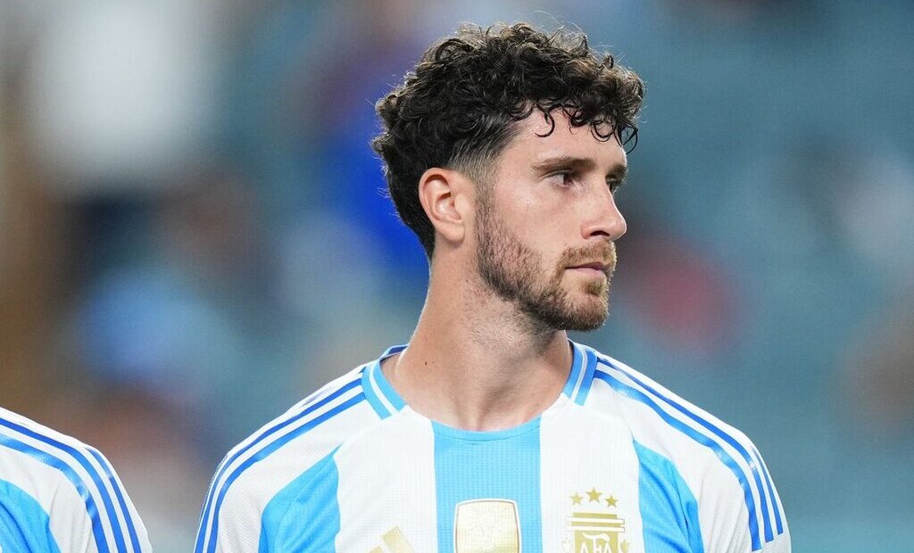 Marcos Senesi con la camiseta de la selección argentina