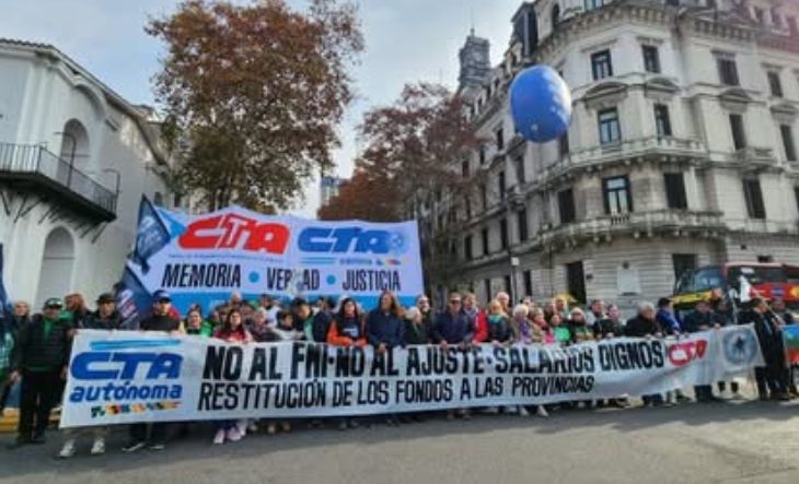 Dirigentes sindicales en Plaza de Mayo durante el cierre del ayuno nacional