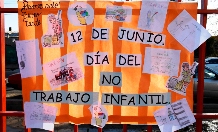 Niños trabajando en condiciones precarias, ilustración del Día Mundial contra el Trabajo Infantil