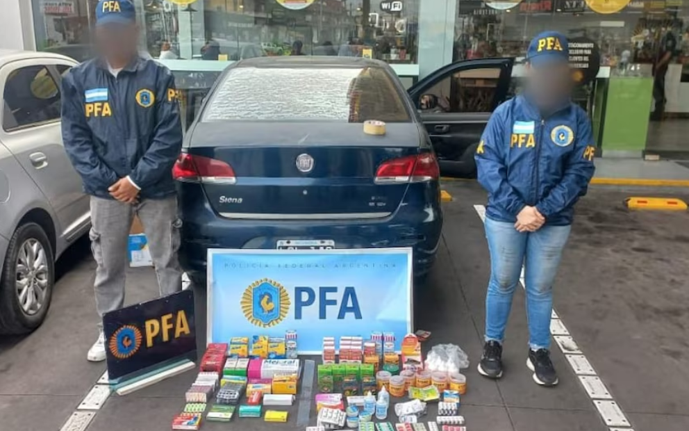 Puesto de feria con medicamentos sobre una mesa