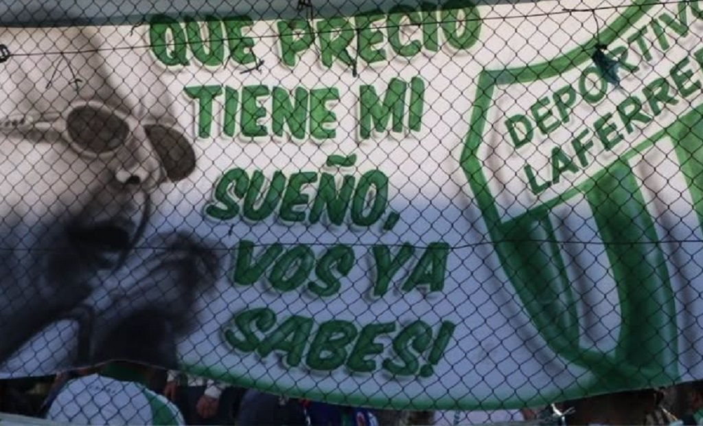 Estadio Morumbí del Deportivo Laferrere con banderas de Los Redondos