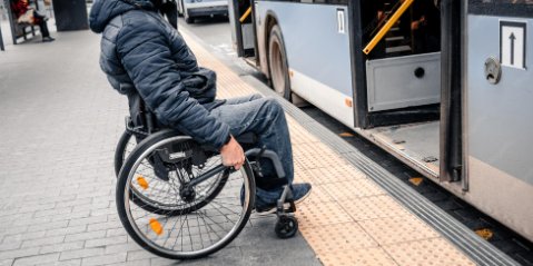 Persona usando tarjeta SUBE en un colectivo