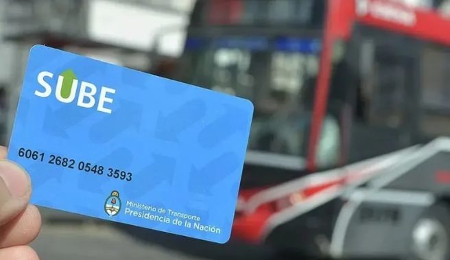 Persona usando tarjeta SUBE en un colectivo