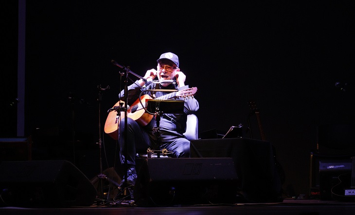 León Gieco en el escenario del Teatro Universidad