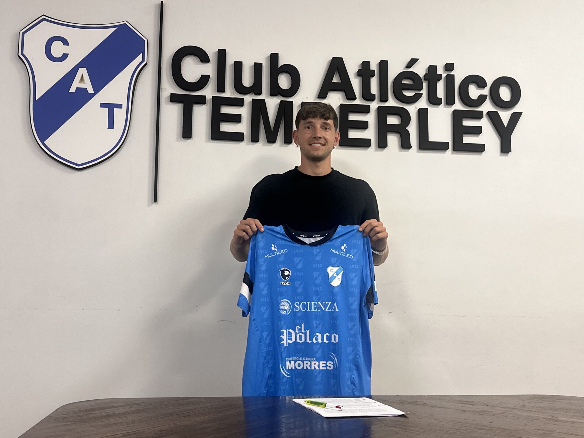 Jugador de fútbol con camiseta de Temperley