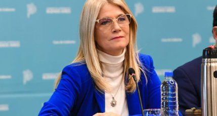 Verónica Magario habla en un acto oficial