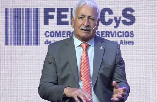 Local comercial cerrado con persiana baja en el conurbano bonaerense