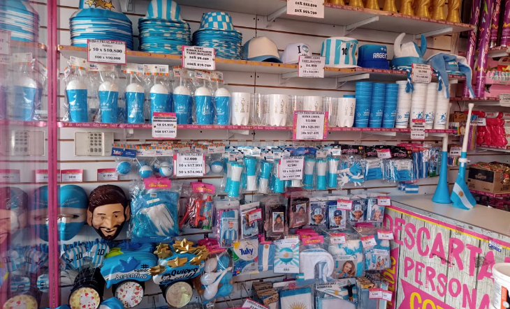 Banderas argentinas y artículos de cotillón en un local de San Justo
