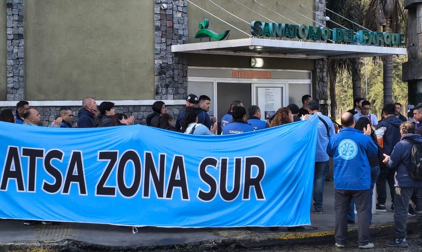 Trabajadores de ATSA Zona Sur protestan frente al Sanatorio del Parque en Lomas de Zamora